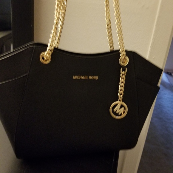 Handbags - Authentic Michael Kors bag